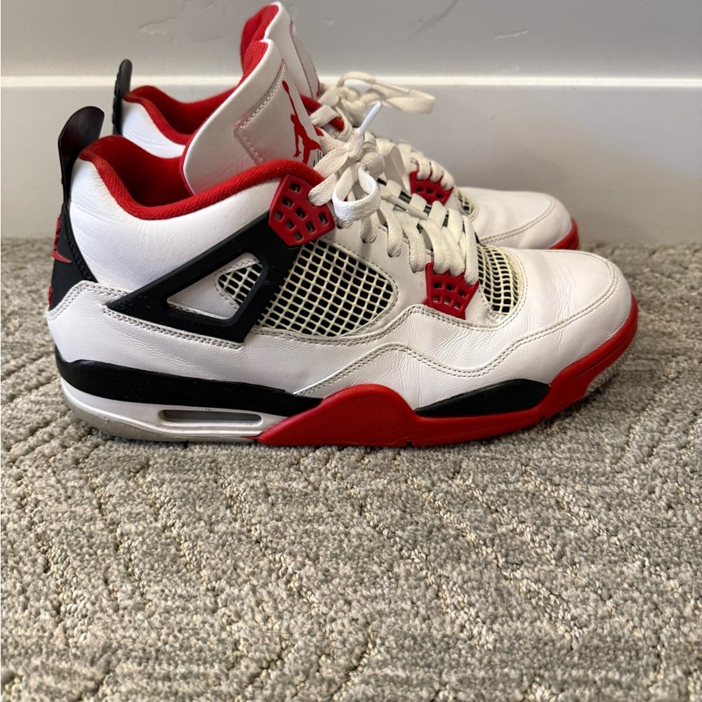 Jordan 4 Retro Fire Red size 11 in great condition